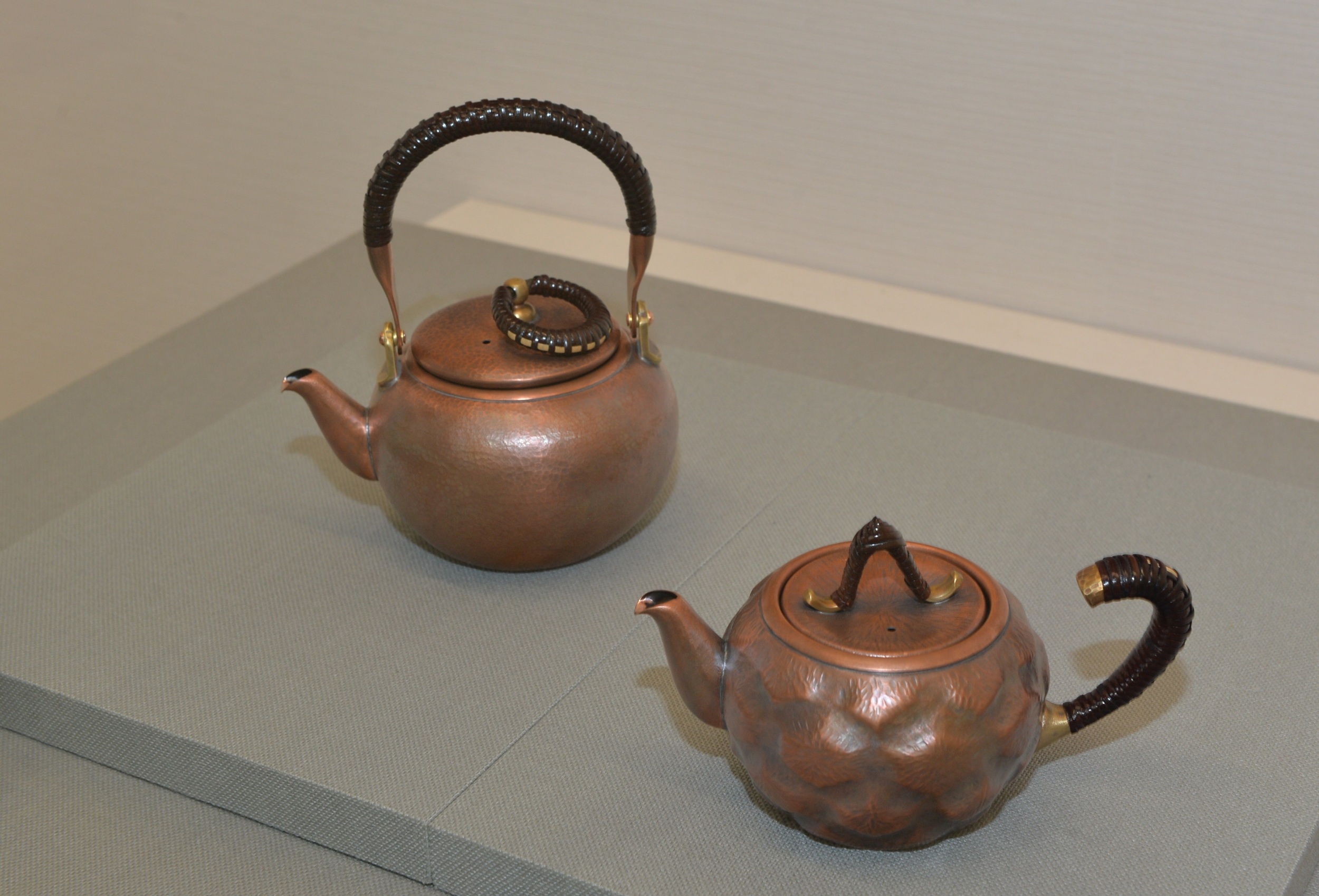 鍛金「ポット急須（大）」（写真左）「丸型（大）つる手付～青海波～」（写真右）熊木花帆