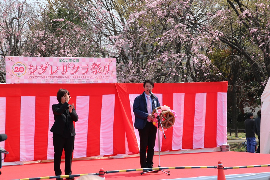 挨拶をする区長