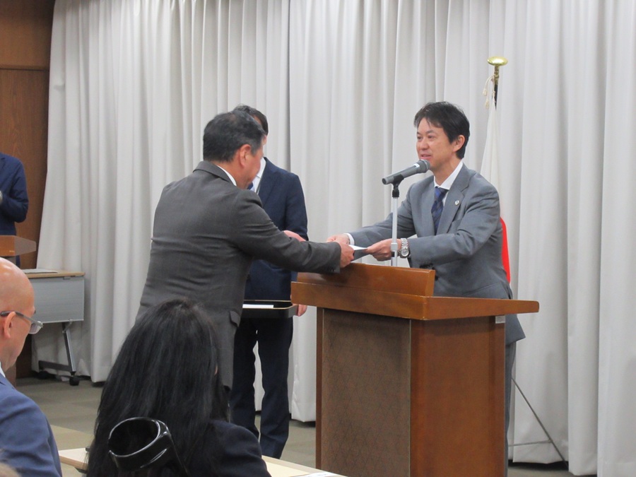 委嘱状を授与する区長