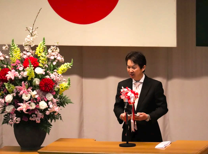 祝辞を述べる区長
