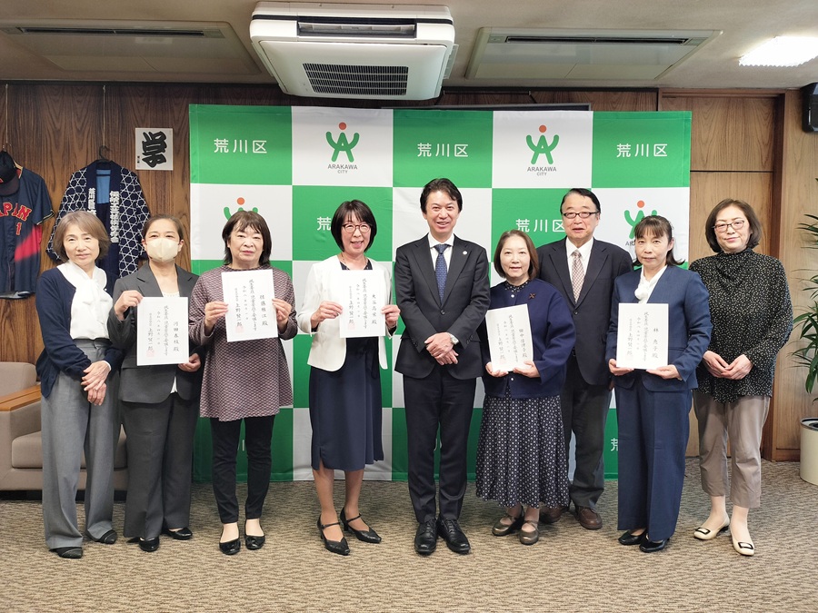 記念撮影をする区長