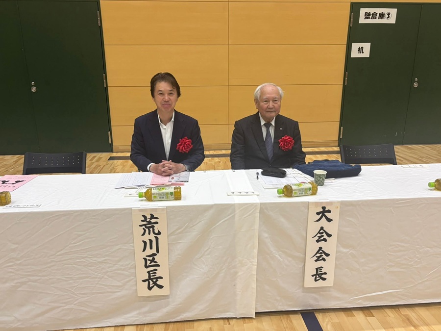 記念撮影をする区長