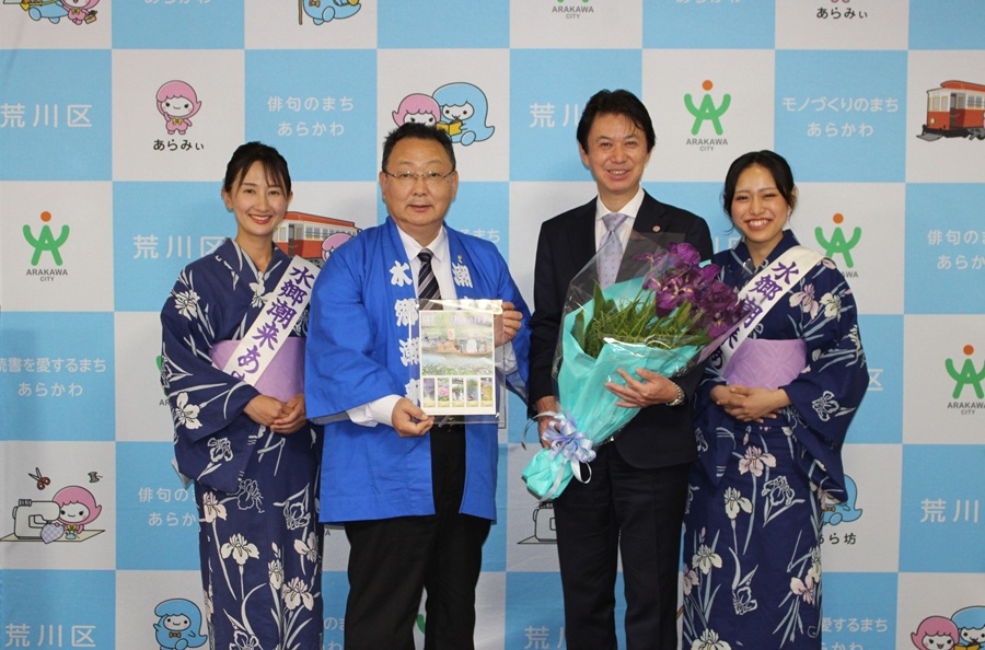 記念撮影をする区長