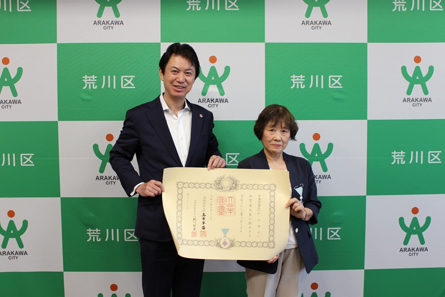 記念撮影をする区長