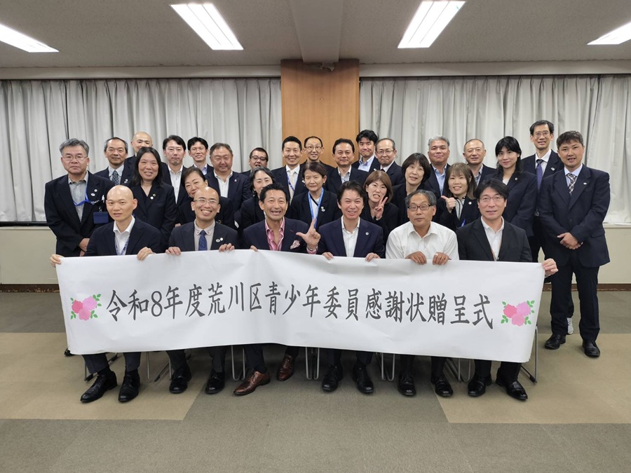 記念撮影をする区長