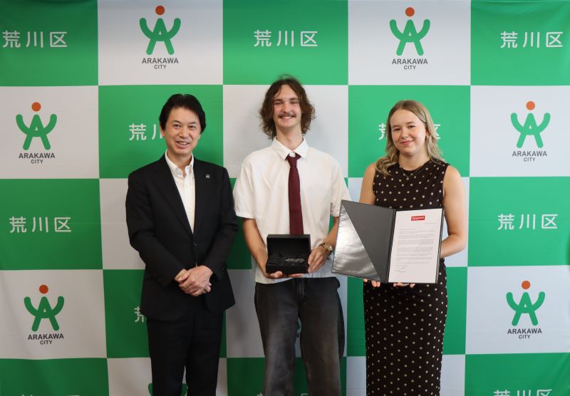 (写真左から)滝口区長、パウエル・フランクスさん、マレーネ・ケルビッサーさん
