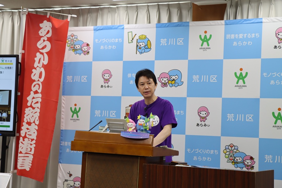 会見をする区長