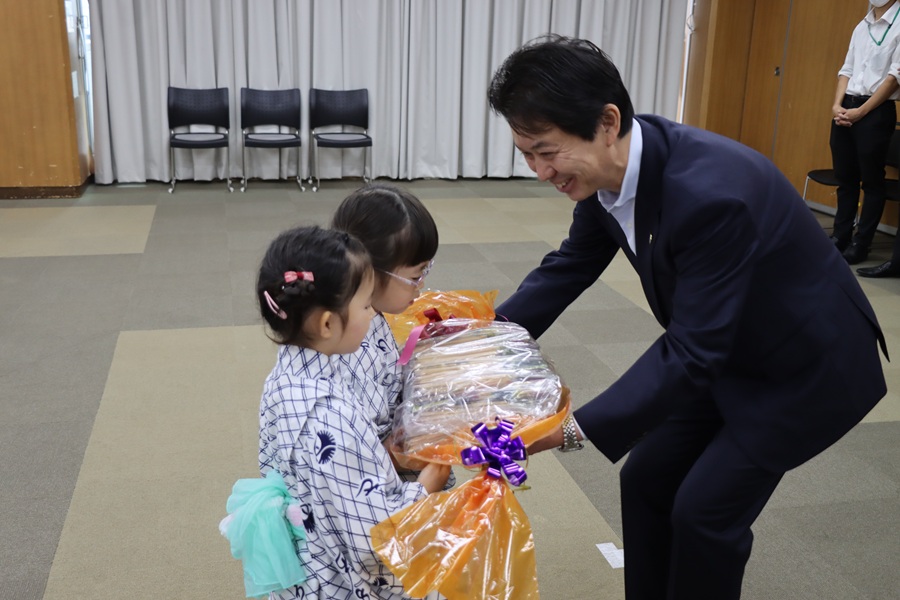 プレゼントを受け取る区長