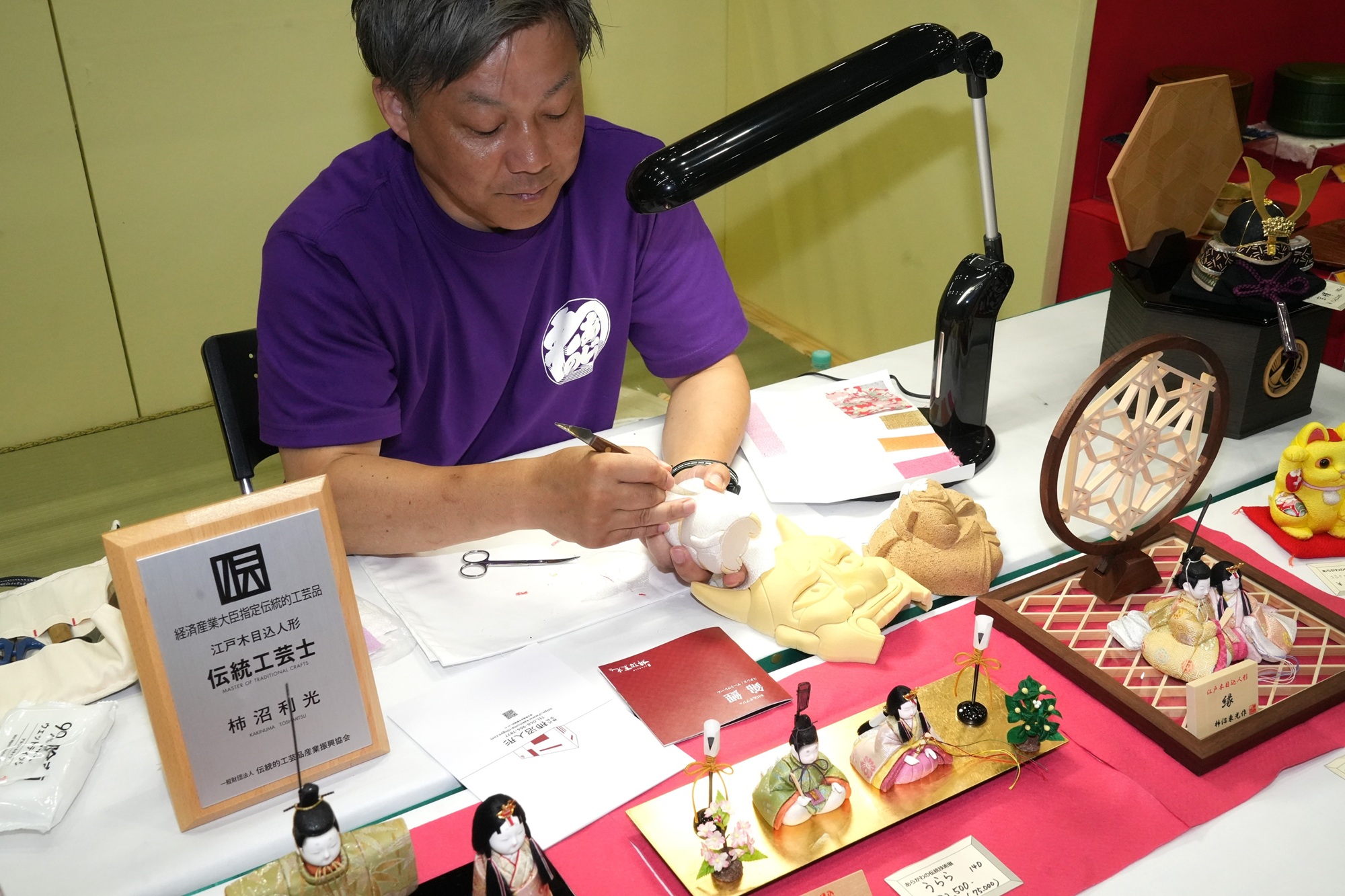 江戸木目込人形の作業の様子