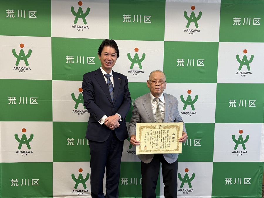 記念撮影をする区長