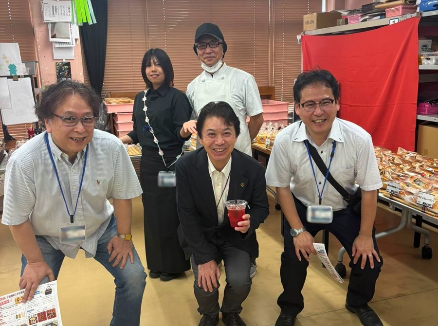 記念撮影をする区長