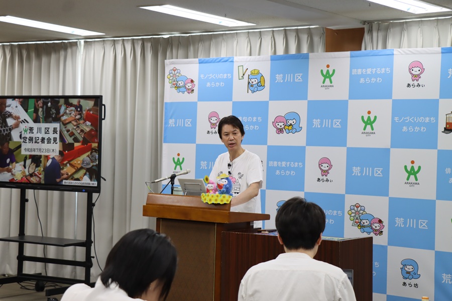 会見をする区長