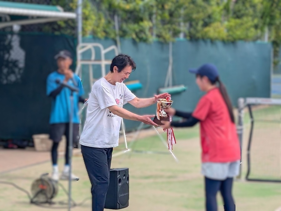優勝杯の返還を受ける区長