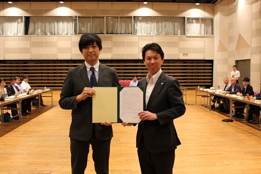 答申を受け取る区長