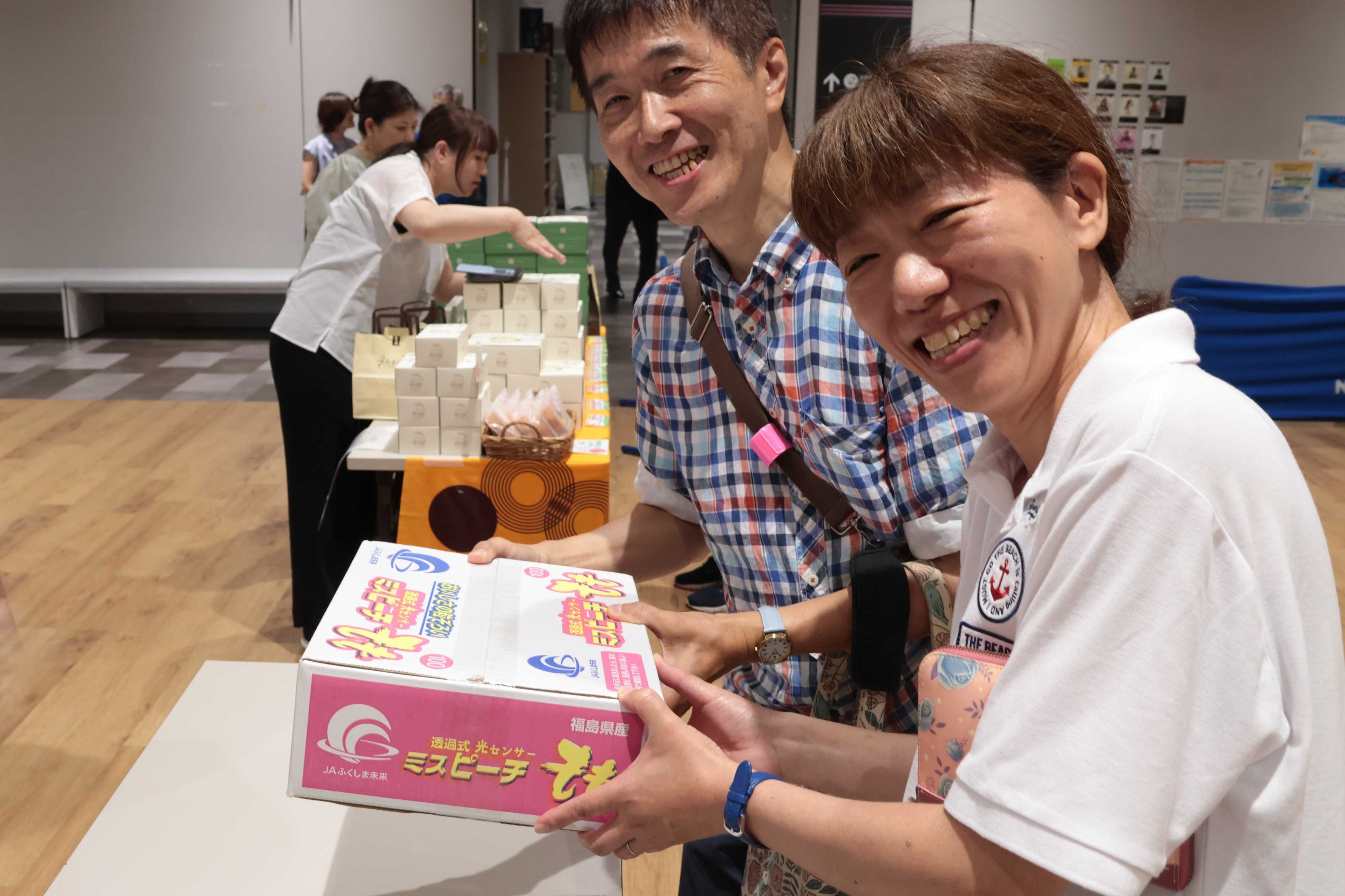 待望の桃に笑顔がこぼれる購入者