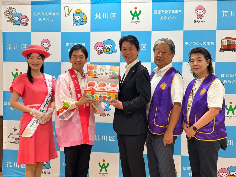 記念撮影をする区長