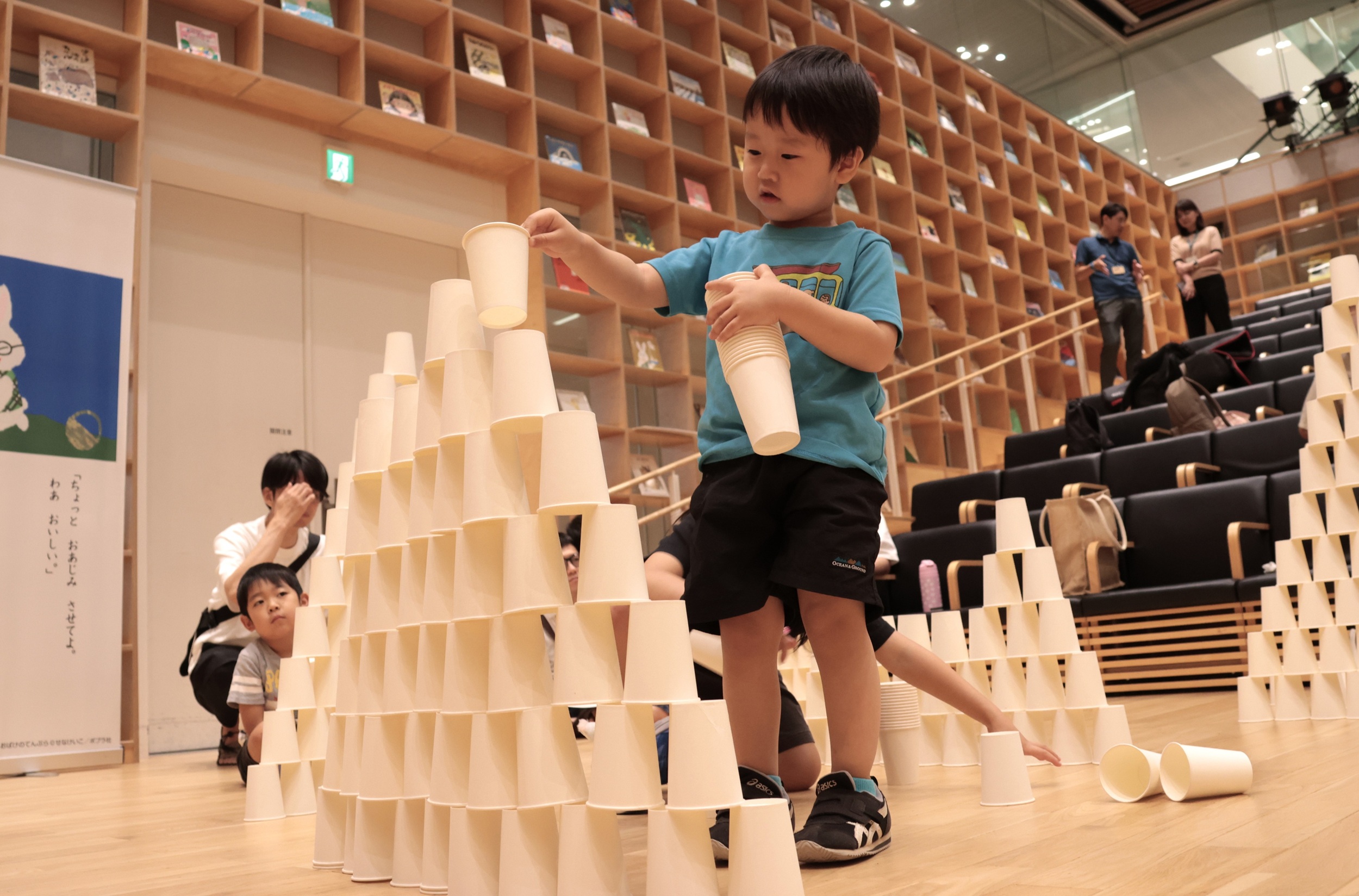 紙コップのピラミッドを作る様子