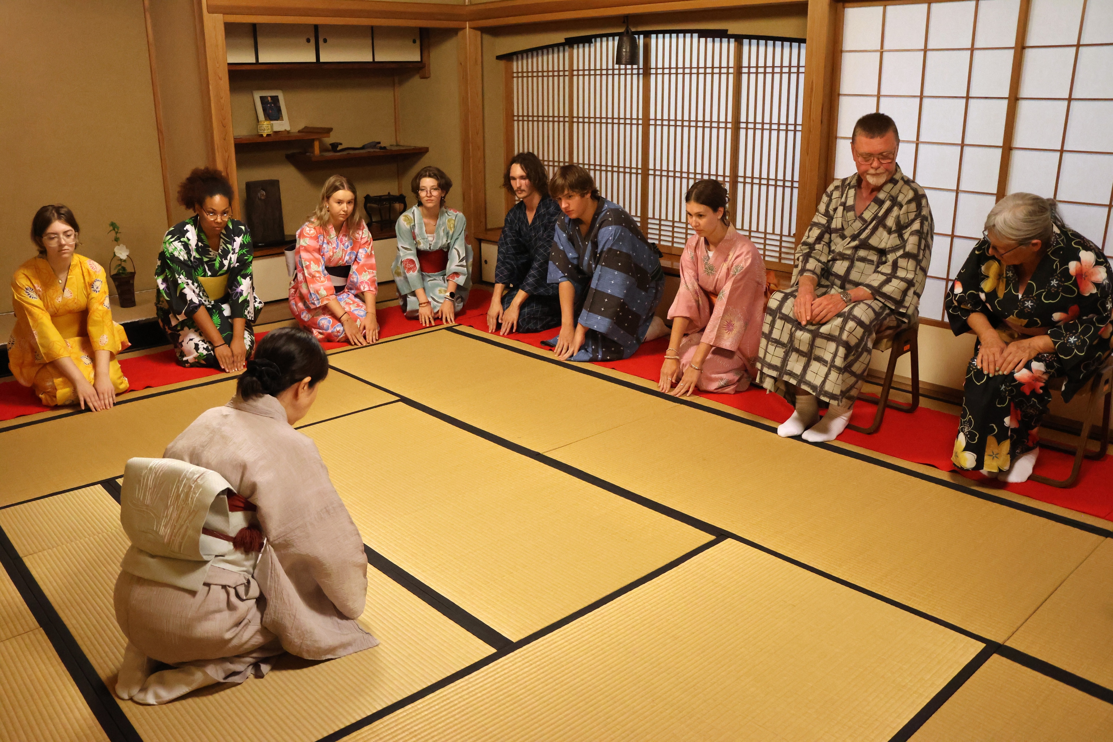 茶室でのマナーを学ぶ派遣生