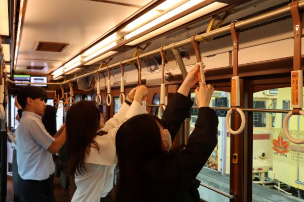 4区職員で協力して装飾する様子