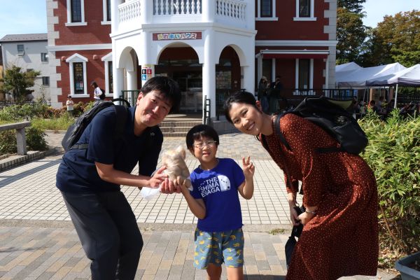 ジャガイモ詰め大会を楽しんだ家族
