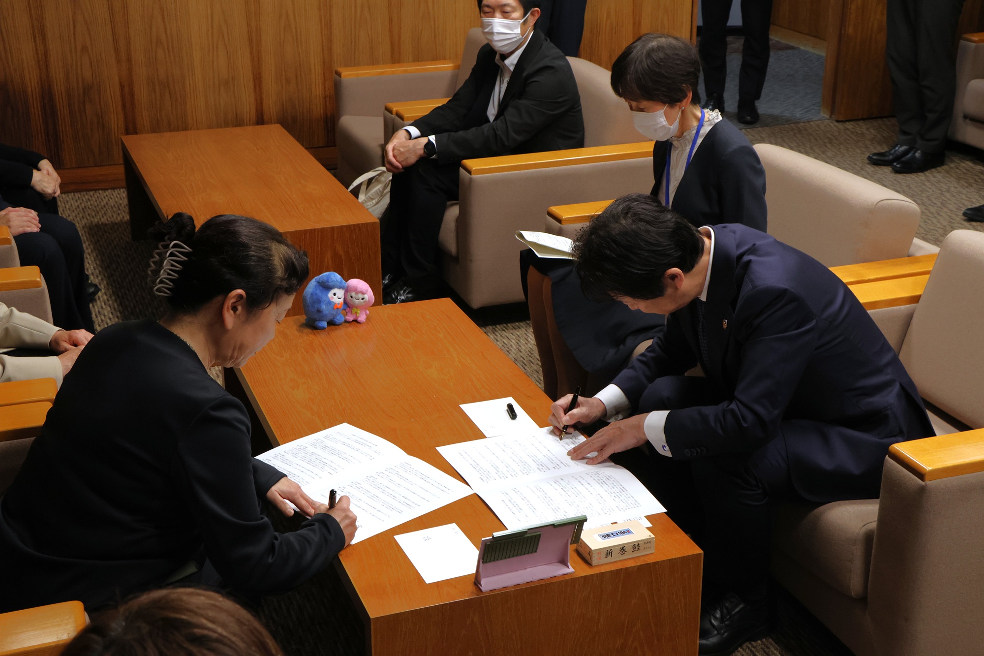 協定書にサインする様子