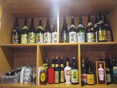 店内に並べられているお酒の写真